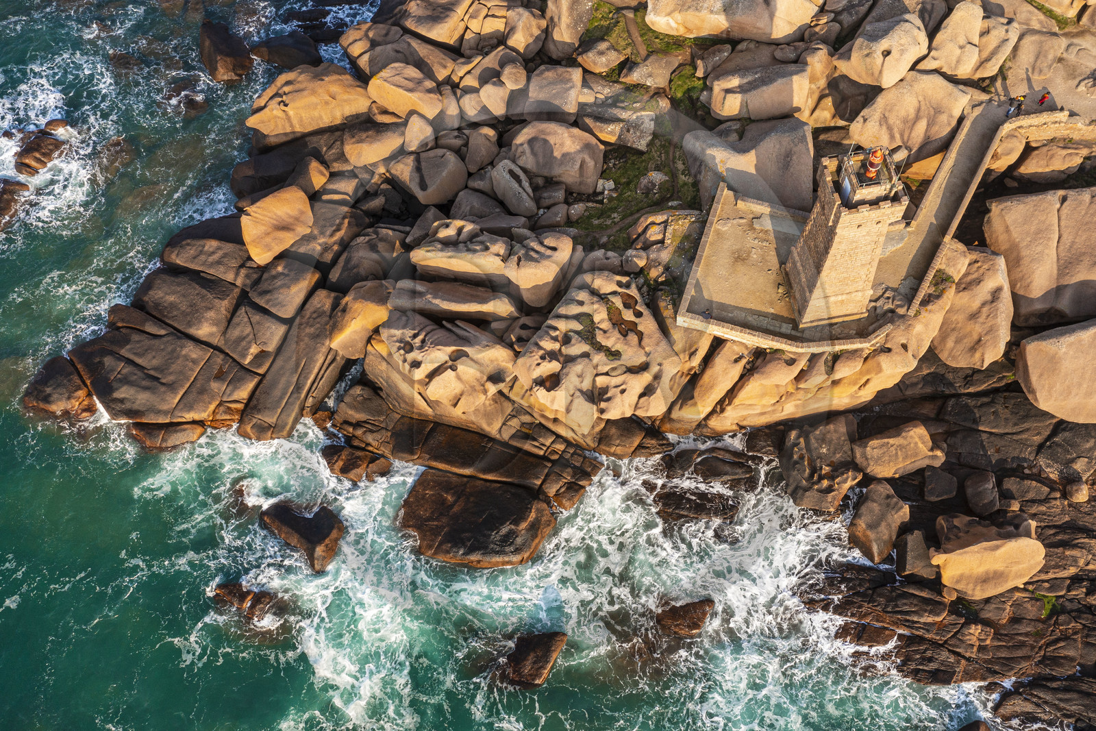 France, Côtes-d'Armor (22), Côte de Granit Rose, Perros-Guirec, Ploumanac'h, pointe de Skewell (Squéouel), le phare de Mean Ruz sur le sentier des Douaniers aussi chemin de Grande Randonnée GR 34 (vue aérienne)