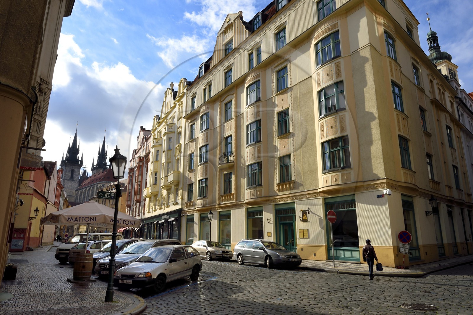 République Tchèque, Prague, centre historique classé Patrimoine Mondial de l' UNESCO, quartier de Stare Mesto, rue Stupartska et l'église Notre-Dame-du-Tyn en arrière plan