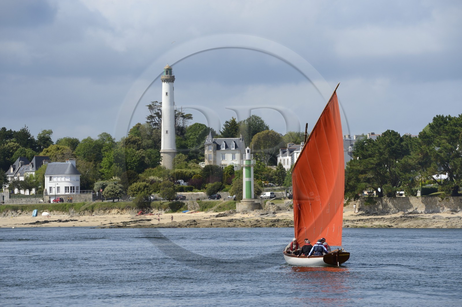 France, Finistère (29),  Bénodet, Anse du Trez, arrivée de la yole Poull Mousig dans l'estuaire de l'Odet