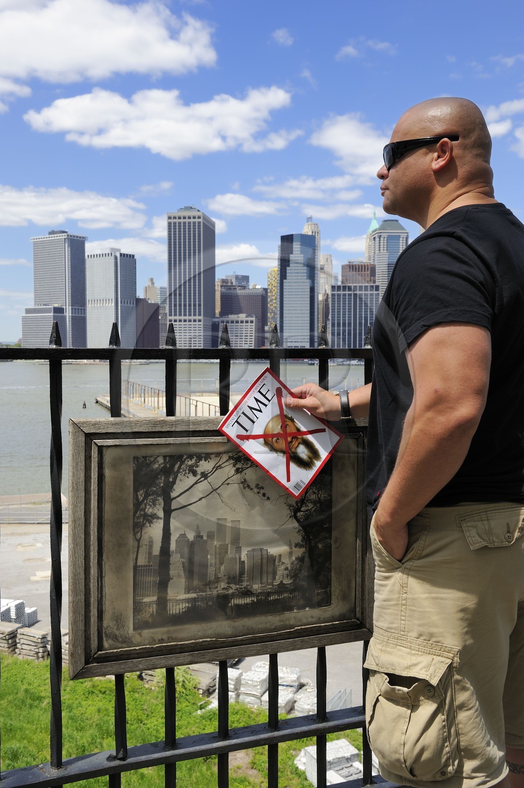 Etats-Unis, New York, Downtown Manhattan vue de la promenade à  Brooklyn, le Time magazine annoncant la mort de Ben Laden face au site des attentats du 11 septembre 2001 sur les tours jumelles du World Trade Center