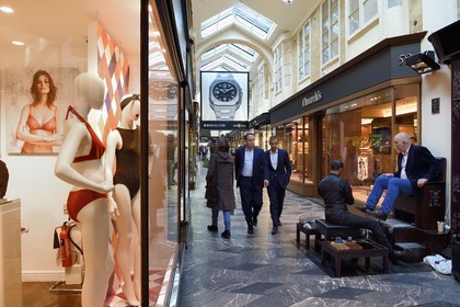 Royaume-Uni, Londres, Mayfair district, la galerie marchande couverte Burlington Arcade située derrière Bond Street, de Piccadilly à Burlington Gardens, cireur de chaussures