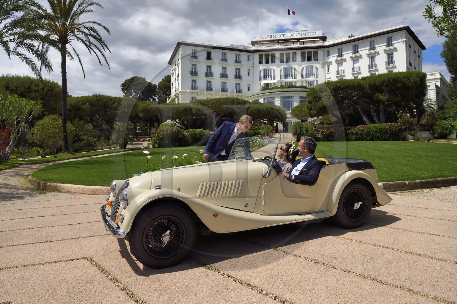 France, Alpes Maritimes (06), Saint-Jean-Cap-Ferrat, Grand-Hotel du Cap-Ferrat, palace 5 étoiles du groupe Four Seasons Hotel, le portier accueille des clients en Morgan Roadster 4 4
