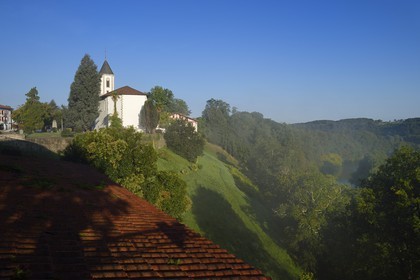 France, Pyrénées-Atlantiques (64), Pays-Basque, Cambo-les-Bains, l'église Saint-Laurent du XVIIe siècle et la rivière Nive