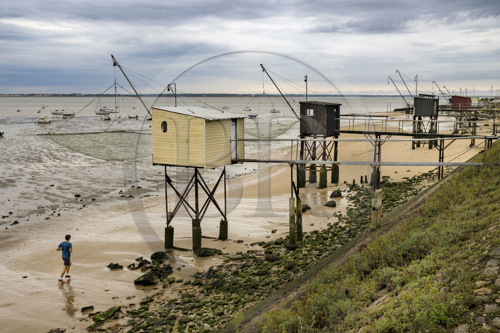 France, Loire-Atlantique (44), Estuaire de la Loire, Saint-Nazaire, cabanes de pêche traditionnelle au carrelet qui longent le boulevard Albert 1er