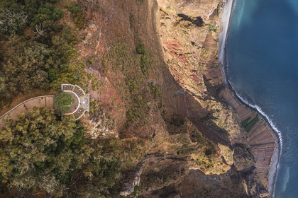Portugal, Ile de Madère, Camara de Lobos, le belvédère du Cap Girao, plateforme en verre surplombant la deuxième falaise la plus haute du monde à 589 mètres de haut, champs cultivés au pied de la falaise (vue aérienne)