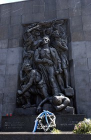 Pologne, Varsovie, monument à la mémoire des Héros du ghetto commémorant le soulèvement juif de 1943