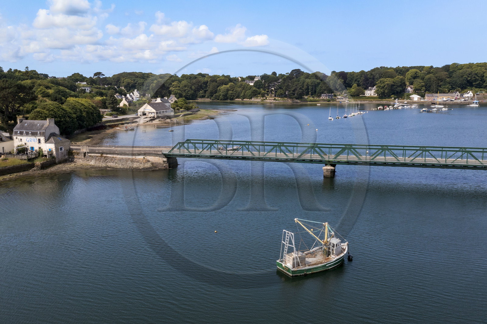 France, Finistère (29), Pays des Abers, Aber Wrac'h, Plouguerneau, dragueur en bois des années 60 specialement conçu pour l'ostréiculture et pont de l'Aber Wrac'h (vue aérienne)