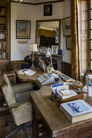 France, Yonne (89), parc naturel régional du Morvan, Vézelay, classé au Patrimoine Mondial de l'UNESCO, labellisé Les Plus Beaux Villages de France, point de départ de l'une des principales voies de pèlerinage de Saint-Jacques-de-Compostelle, le bureau de l'écrivain Jules Roy dans sa maison