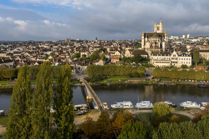 France, Yonne (89), Auxerre, la cathédrale Saint-Etienne, la Coulée verte cyclable en bordure de l'Yonne sur le quai face au port et la passerelle de la Liberté (vue aérienne)
