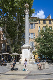France, Bouches-du-Rhône (13), Aix en Provence, la place de l'Hotel de Ville avec sa fontaine