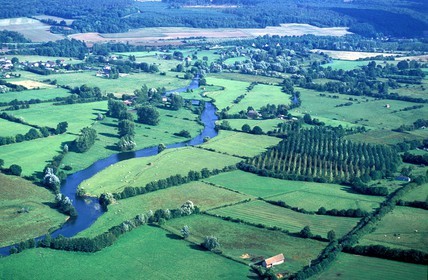 France, Eure (27), le rivière Risle vers Montfort-sur-Risle, (vue aérienne)