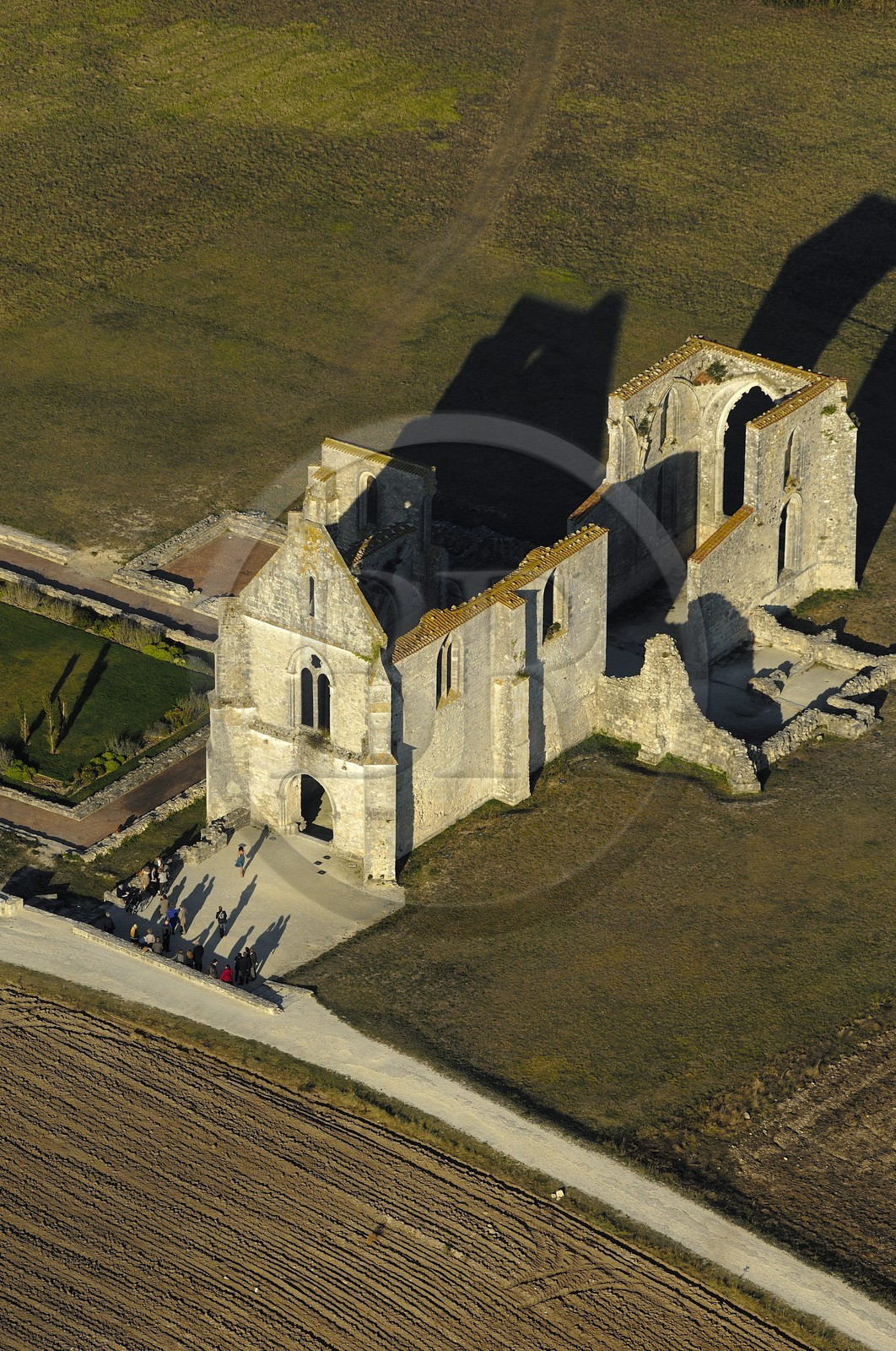 France, Charente-Maritime (17), ile de Ré, abbaye des Châteliers au sud de La Flotte (vue aérienne)