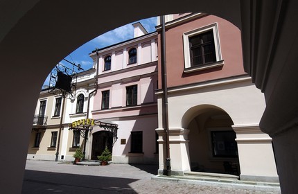 Pologne, région de Lublin, ville Renaissance de Zamosc classé Patrimoine Mondial de l' UNESCO, passage sous les arcades de la place du marché et l'hôtel Zamojski