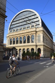 France, Rhône (69), Lyon, site historique classé Patrimoine Mondial de l'UNESCO, façade de l'opéra de Lyon par l'architecte Jean Nouvel, les muses du fronton