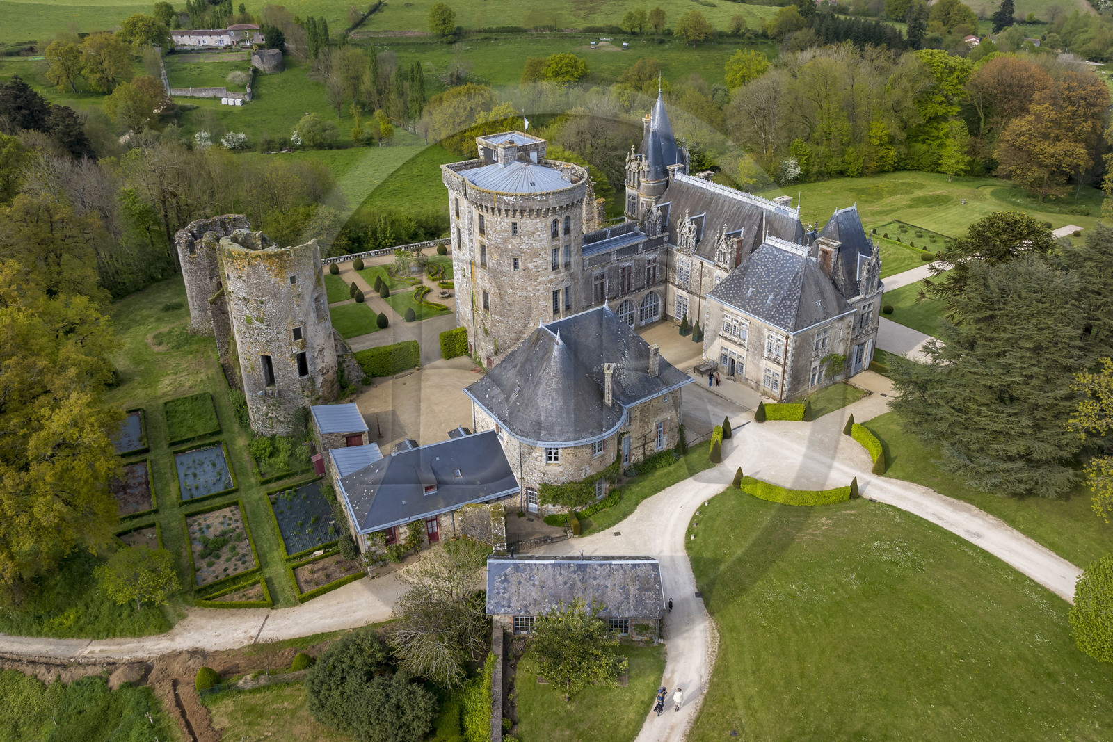 France, Vendée (85), Sèvremont, le chateau de la Flocellière, gite et chambre d'hotes (vue aérienne)