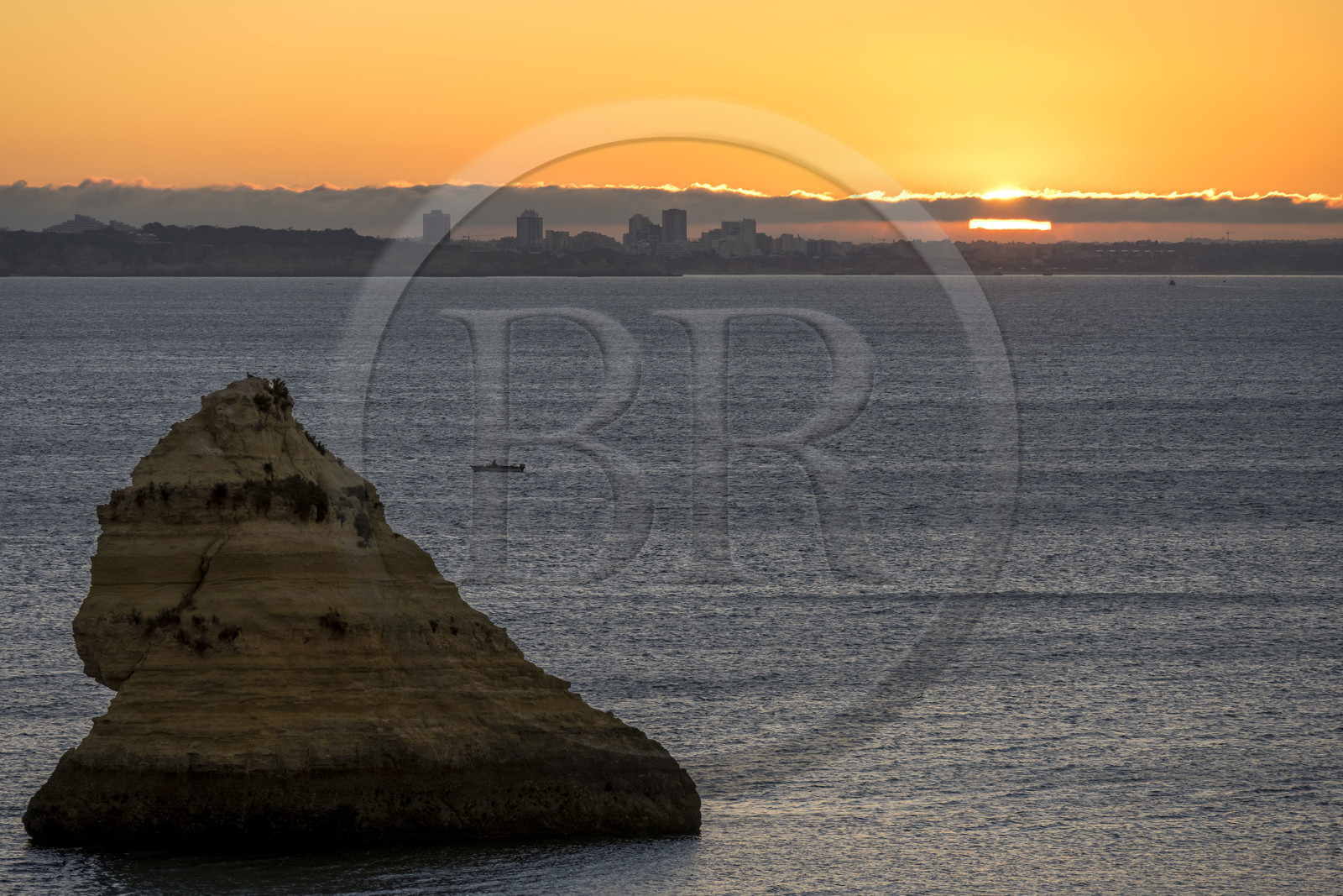 Portugal, Algarve, Lagos, lever de soleil depuis la plage de Praia Dona Ana