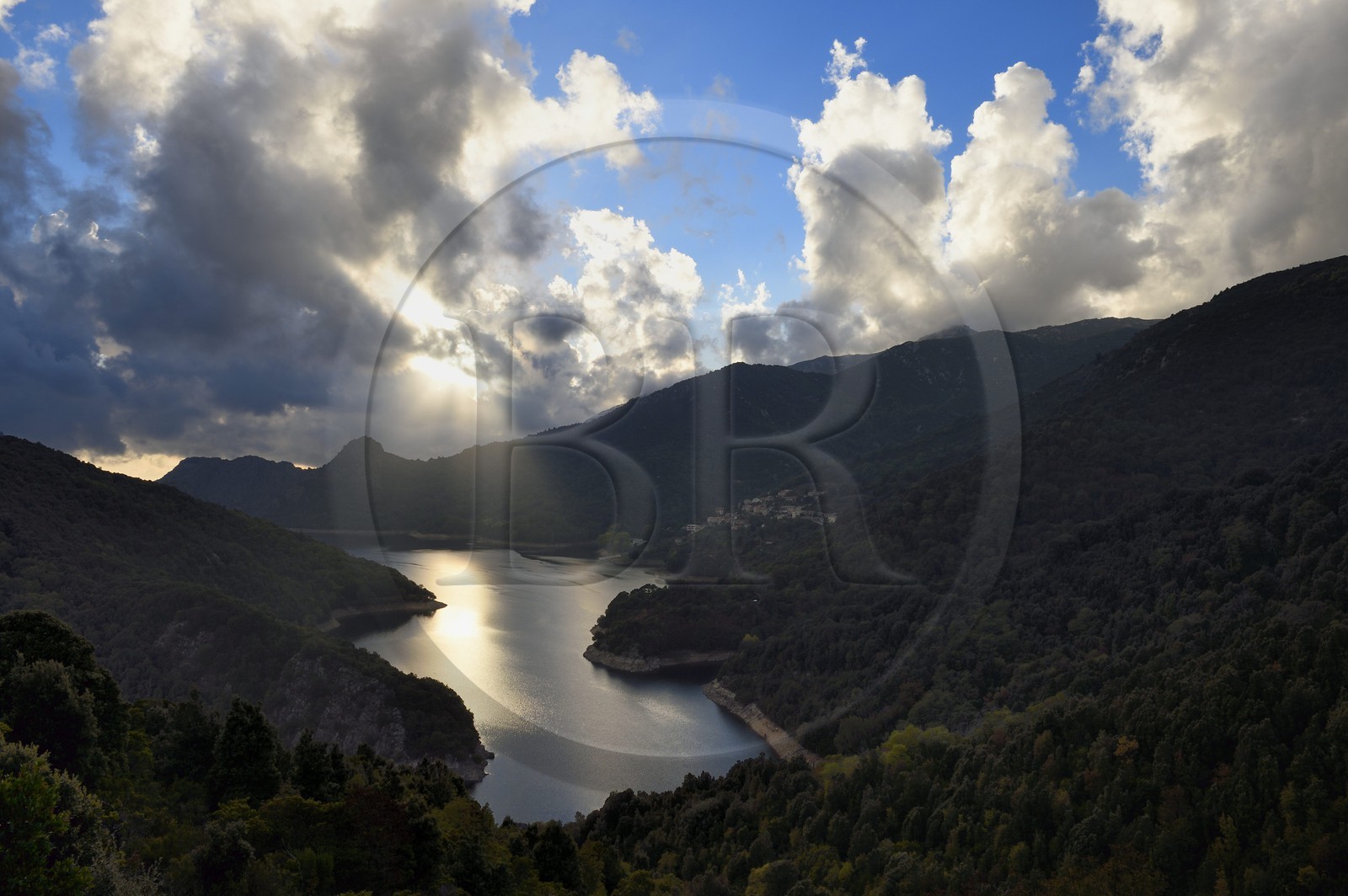 France, Corse-du-Sud (2A), Vallée du Prunelli, village de Tolla au bord du lac artificiel de Tolla depuis le col de la Scalledda