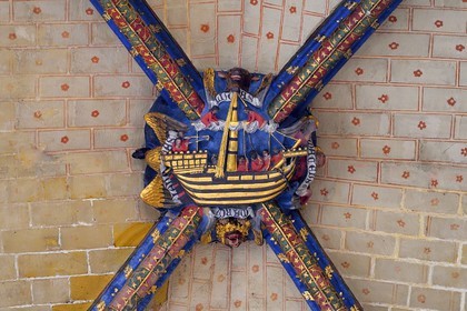 France, Pyrénées-Atlantiques (64), Pays-Basque, Bayonne, cathédrale Sainte-Marie, clé de voute du transept représentant la nef Bayonnaise dont la spécificité est liée à la présence pour la première fois à l’arrière d’un gouvernail d’étambot