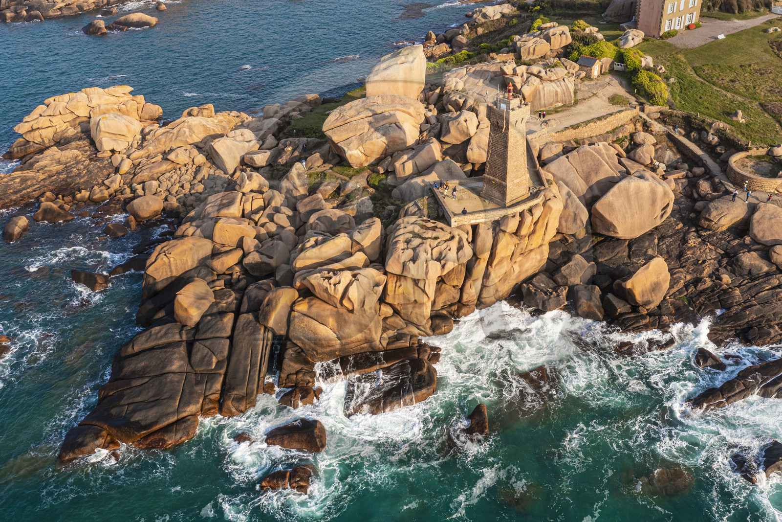 France, Côtes-d'Armor (22), Côte de Granit Rose, Perros-Guirec, Ploumanac'h, pointe de Skewell (Squéouel), le phare de Mean Ruz sur le sentier des Douaniers aussi chemin de Grande Randonnée GR 34 (vue aérienne)