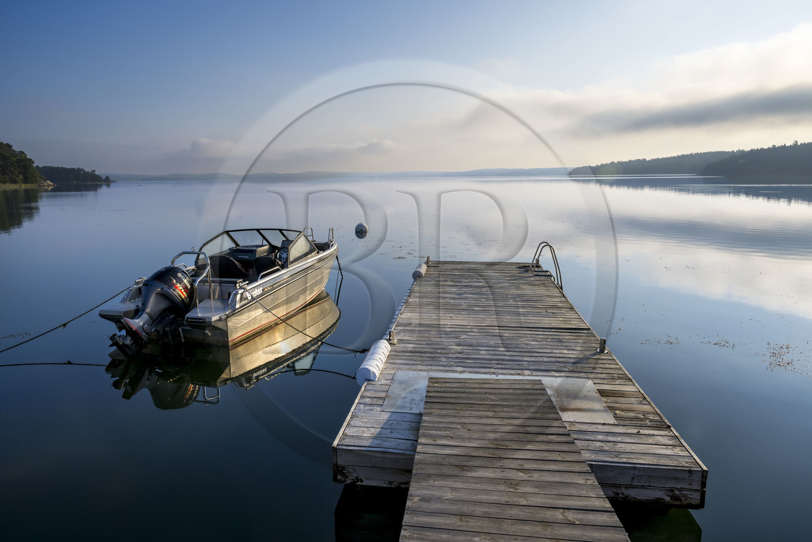 Suède, Archipel de Stockholm, station balnéaire de Saltsjöbadens, bateau amarré à un ponton au petit matin