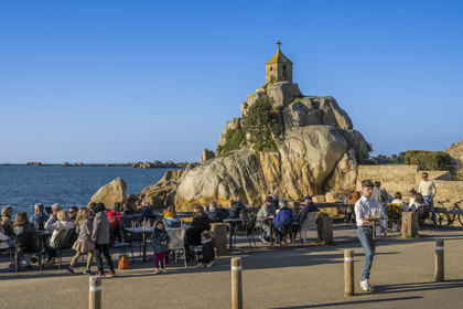 France, Côtes-d'Armor (22), Côte d'Ajoncs, Penvénan, Port Blanc sur le chemin de Grande Randonnée GR 34, le Rocher de la Sentinelle surmonté d'un oratoire