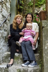 France, Alpes-Maritimes, Eze, three generations of descendants of Francis Blanche, his daughter Dominique White, his granddaughter Manon Deyney and his great granddaughter