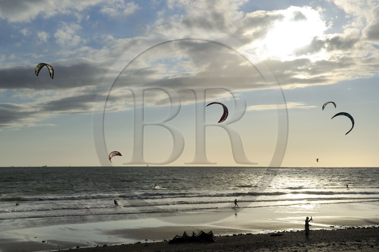 France, Seine-Maritime (76), Le Havre, kitesurfing sur la grande plage