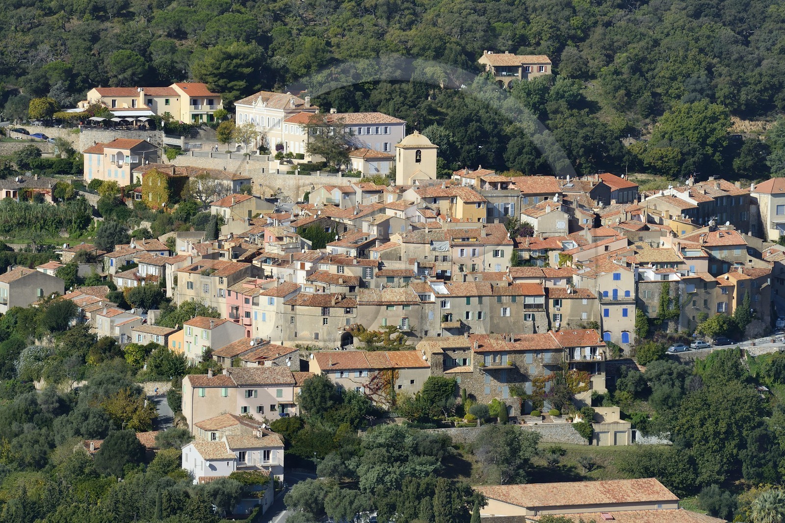 France, Var (83), Presqu'Ile de Saint-Tropez, le village perché de Ramatuelle (vue aérienne)