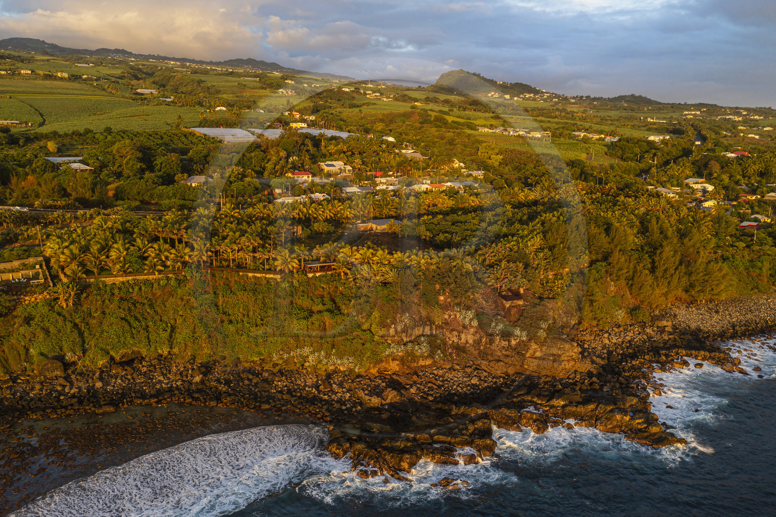 France, Ile de la Reunion, Petite-Ile sur la côte sud, plage, rochers et champs de cannes à sucre (vue aérienne)