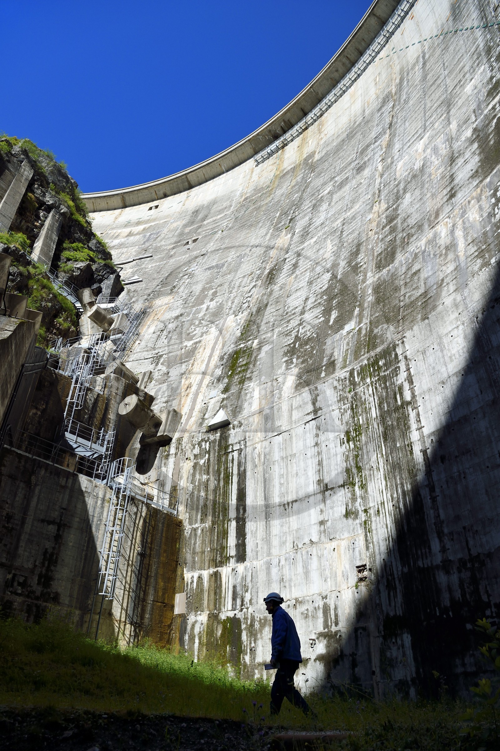 France, Alpes-de-Haute-Provence (04), barrage du lac de Castillon qui retient les eaux du Verdon, contreforts avec cables précontraints