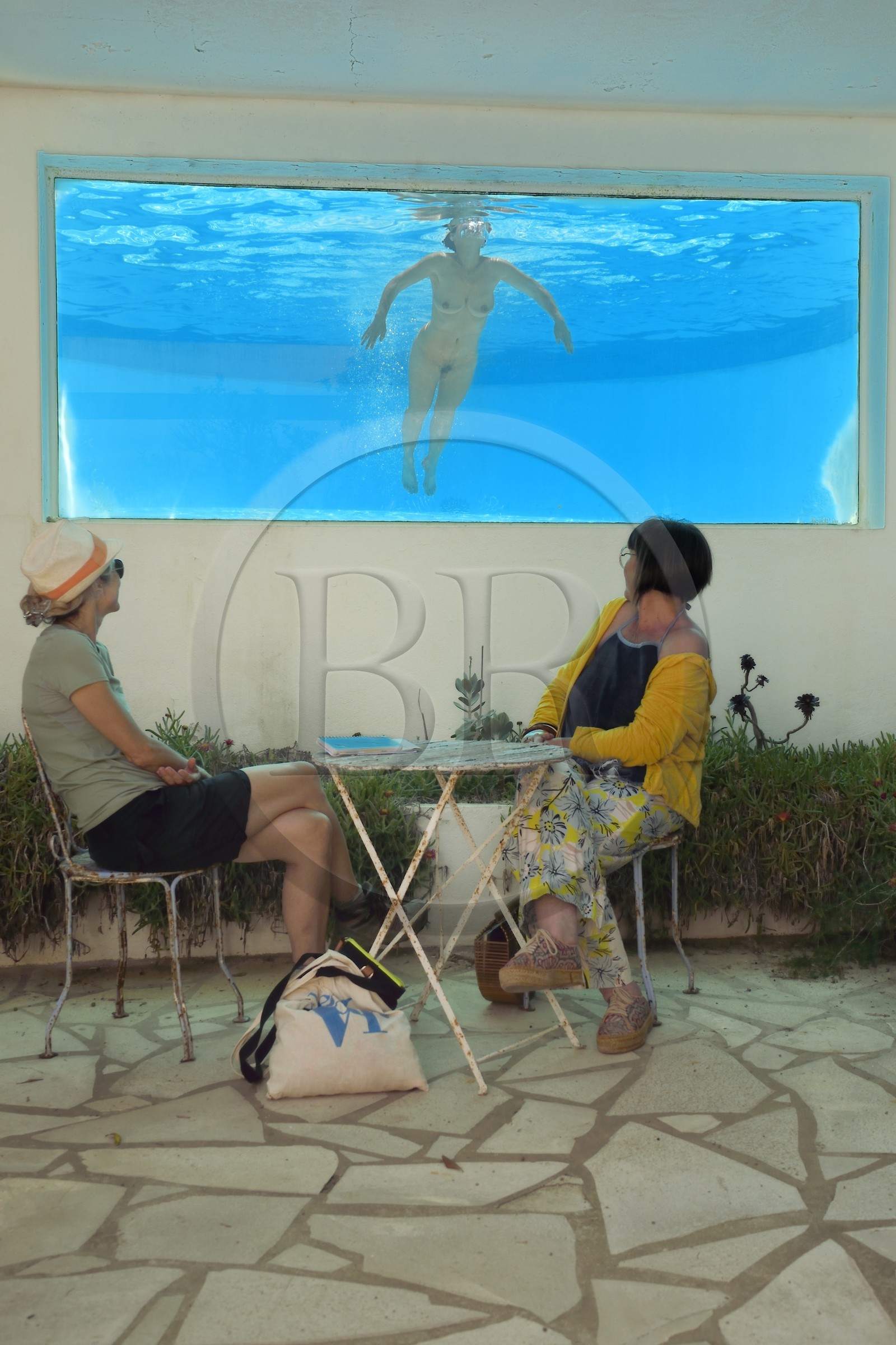 France, Var (83), Iles d'Hyères, Parc national de Port Cros, Ile du Levant, domaine naturiste d'Héliopolis, Hotel La Brise Marine, la directrice Valérie Vich dans sa piscine aquarium