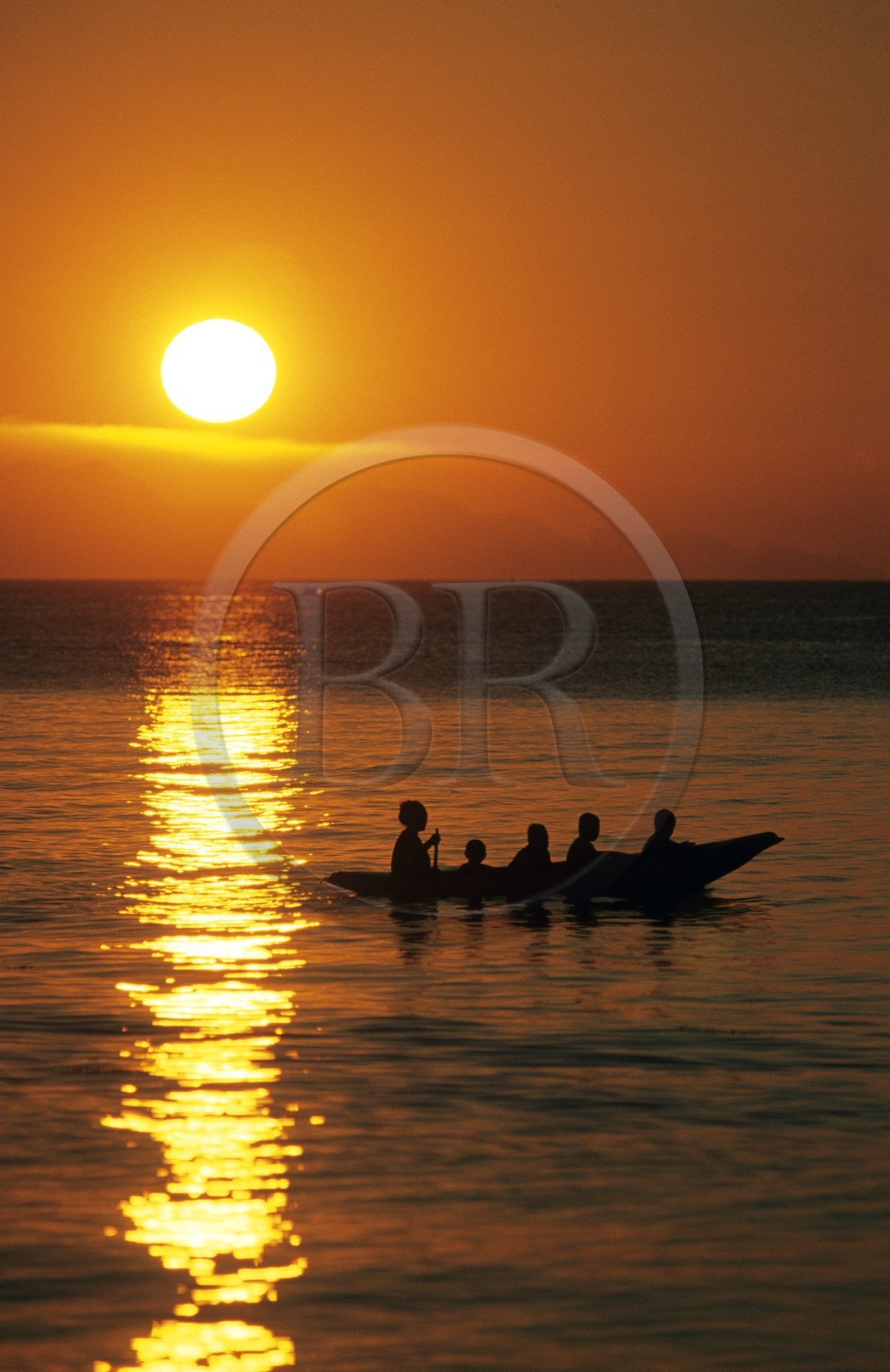Thaïlande, Archipel îles Samui, île de Koh Pha-Ngan, barque de pêcheurs au coucher du soleil