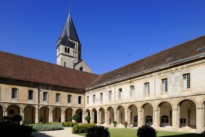 France, Saône et Loire (71), ancienne abbaye de Cluny, cour de l'école des Arts et Métiers et clochers de l'Eau Bénite et de l'Horloge