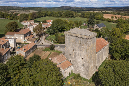 France, Aveyron (12), parc naturel régional des Grands Causses, Tour de Viala-du-Pas-de-Jaux, tour-grenier fortifiée des Hospitaliers de l'ordre de Saint-Jean de Jérusalem construite vers 1430 sur des terres ayant appartenues aux Templiers