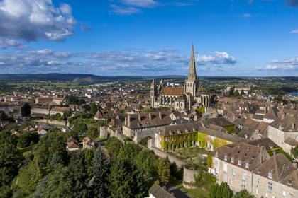 France, Saône-et-Loire (71), Autun, la cathédrale Saint-Lazare et vestiges des remparts gallo-romains (vue aérienne)