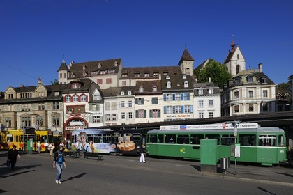 Suisse, Bâle, tram sur la Barfüsserplatz dominée par l'église Leonhards