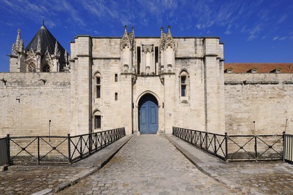 France, Val-de-Marne (94), Vincennes, le château de Vincennes, la Tour des Salves (porte) et la Sainte Chapelle