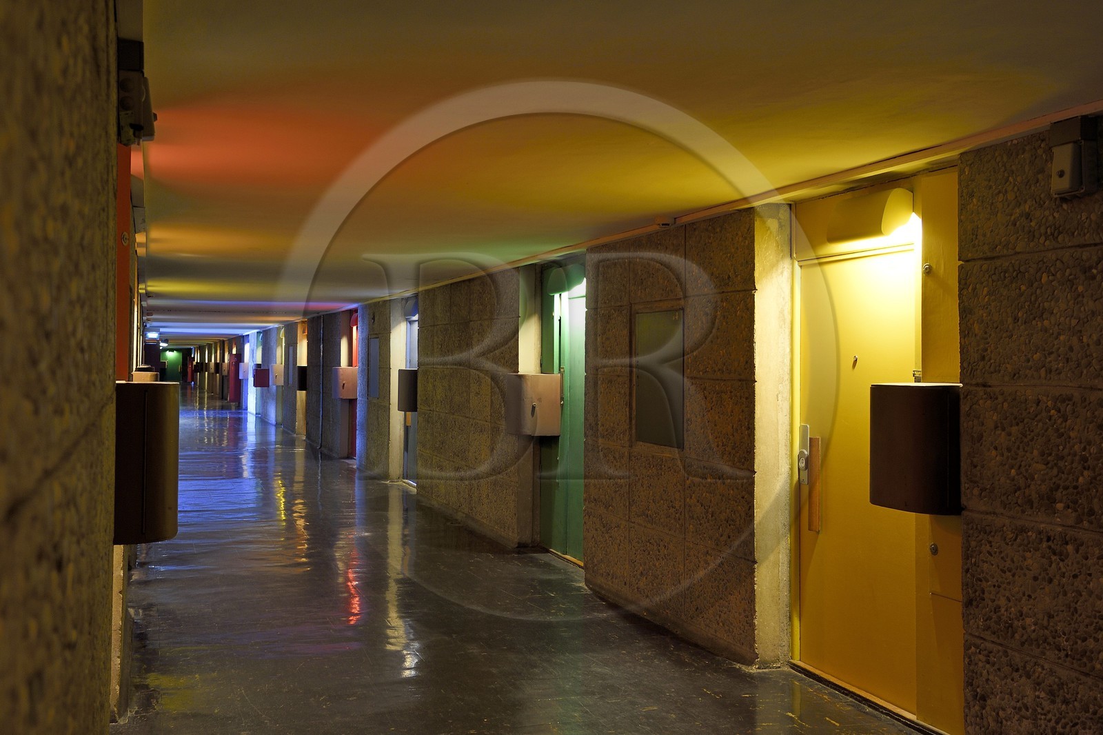 France, Bouches-du-Rhône (13), Marseille, oeuvre architecturale de Le Corbusier, classée Patrimoine Mondial de l'UNESCO, la Cité Radieuse par l'architecte Le Corbusier, rue intérieure