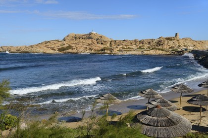 France, Haute-Corse (2B), Balagne, L'Ile Rousse, le phare de la Pietra et la tour génoise du XVe siècle en arrière de la plage