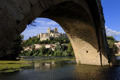 France, Hérault (34), Béziers, la cathédrale Saint Nazaire et le Pont-Vieux sur la rivière Orb