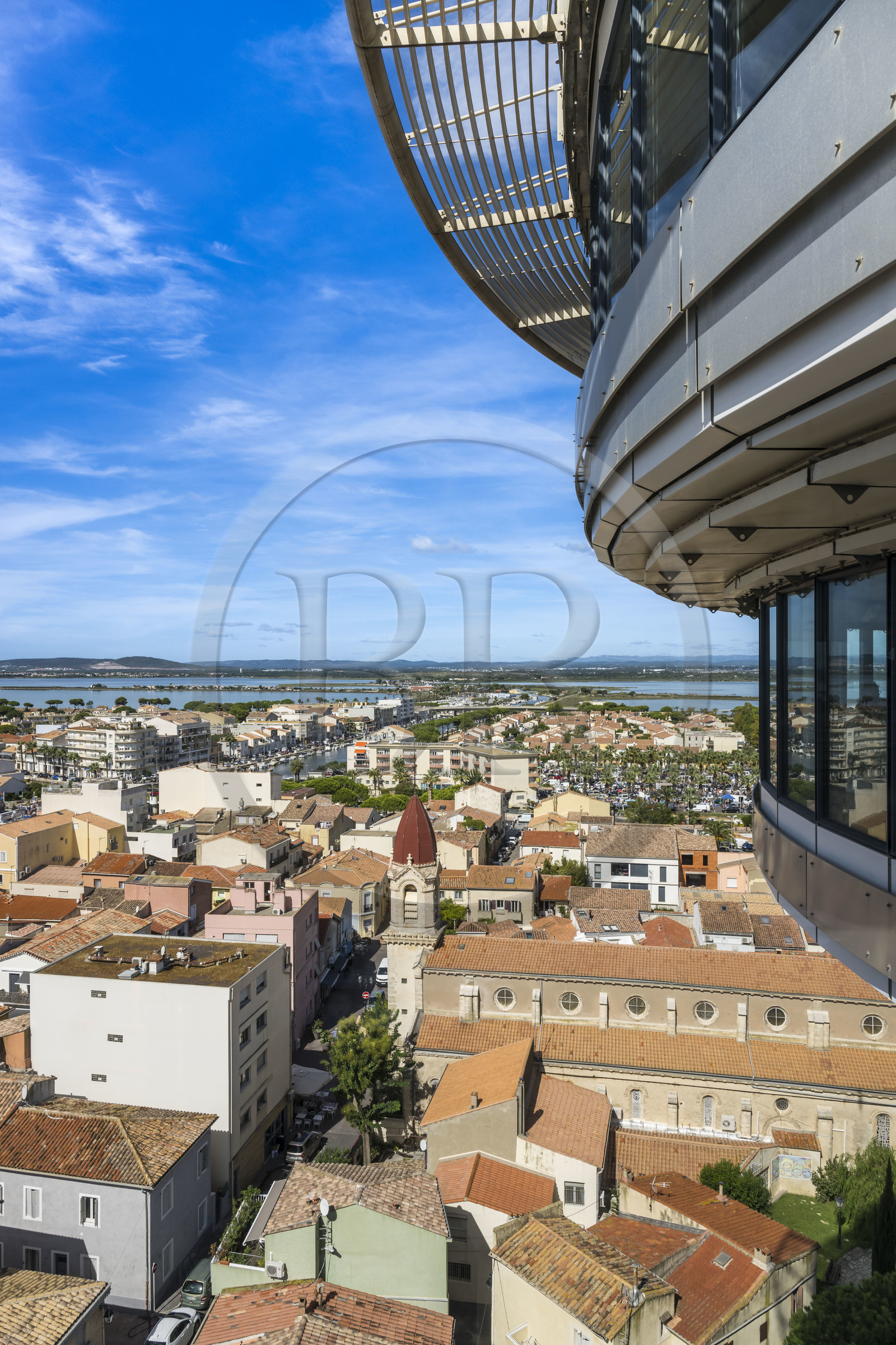 France, Hérault (34), Palavas-Les-Flots, la ville vue depuis le Phare de la Méditerranée, tour d'observation de 43 mètres issue de la transformation de l'ancien chateau d'eau,  l'étang du Méjean en arrière plan