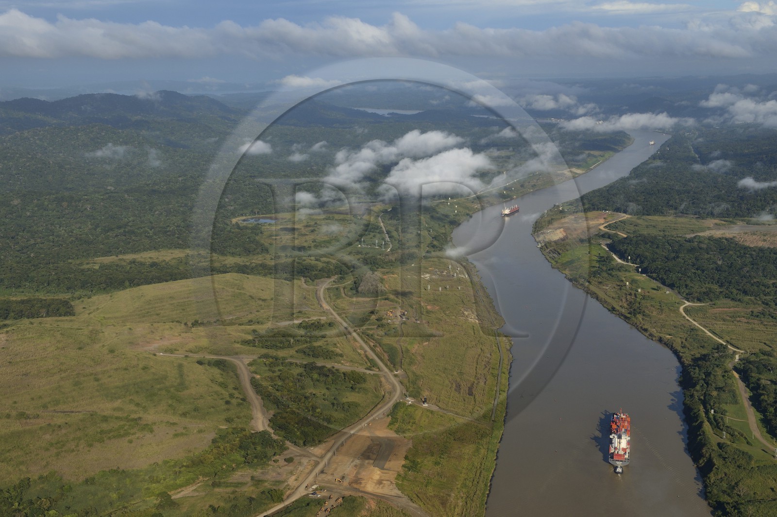 Panama, Canal de Panama, un cargo Panamax porte-conteneurs emprunte la coupe Gaillard (ou coupe Culebra) entre les écluses Pedro Miguel du côté Pacifique et la rivière Chagres menant au lac Gatun (vue aérienne)
