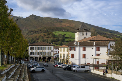 France, Pyrénées-Atlantiques (64), Pays-Basque, Sare, labellisé Les Plus Beaux Villages de France, église fortifiée Saint-Martin et la montagne de La Rhune en arrière plan