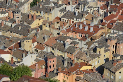 France, Rhône (69), Lyon, site historique classé Patrimoine Mondial de l'UNESCO, Vieux Lyon, le quartier Saint-Jean avec ses maisons Renaissance, au premier plan la Maison du Crible aussi appelée Tour Rose