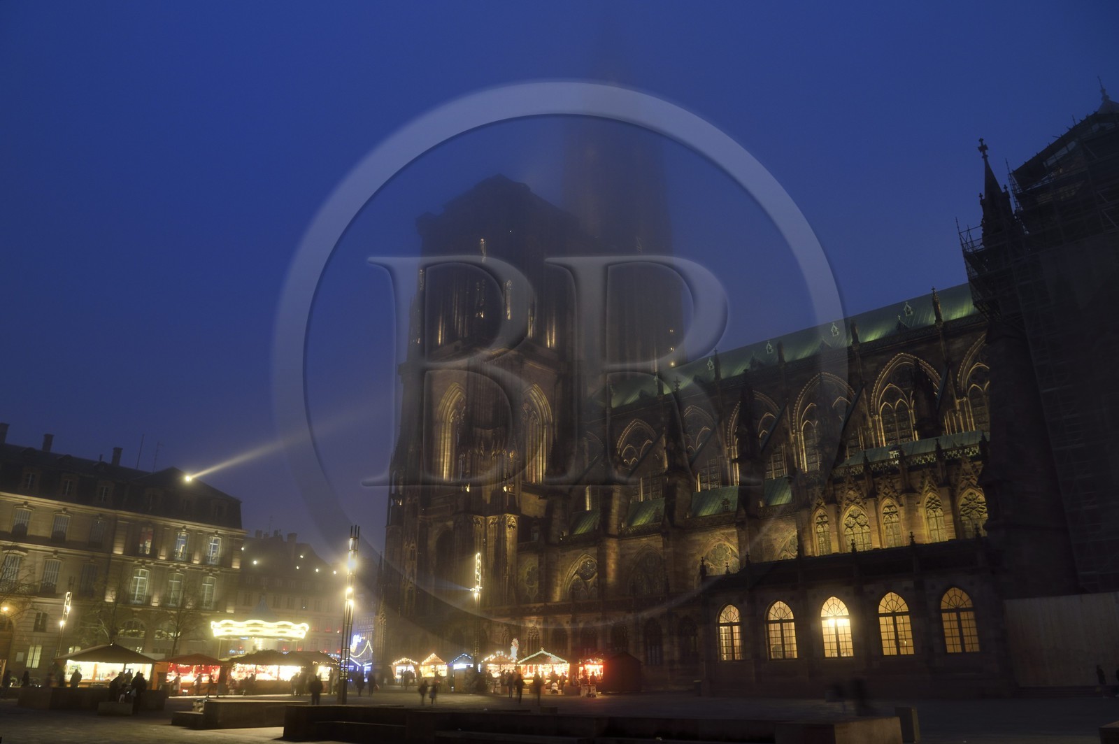 France, Bas-Rhin (67), Strasbourg, centre historique classé Patrimoine Mondial de l'UNESCO, place du Chateau, marché de Noël (Christkindelsmarik) au pied de la Cathédrale Notre Dame