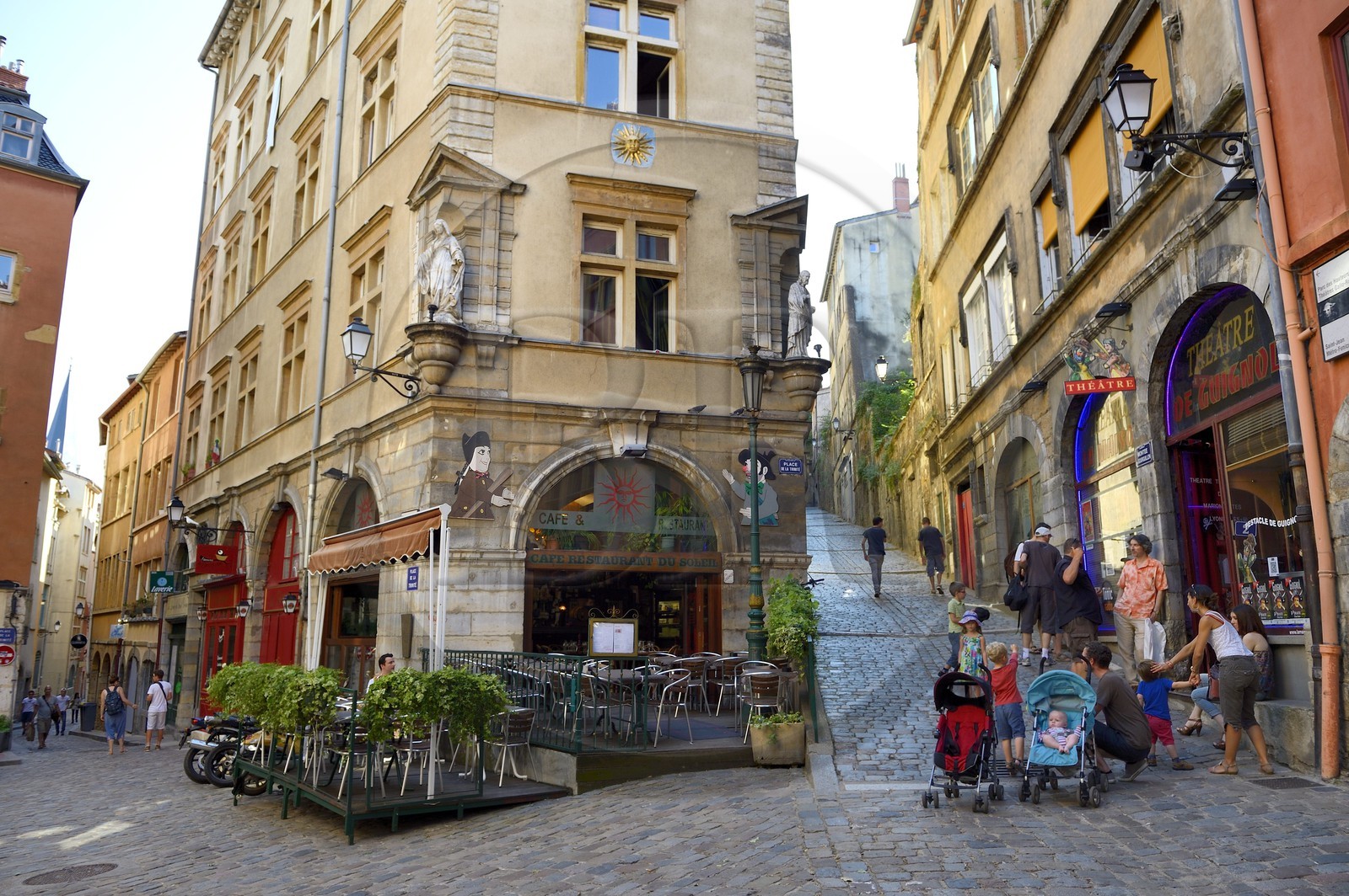 France, Rhône (69), Lyon, site historique classé Patrimoine Mondial de l'UNESCO, Vieux Lyon, quartier Saint-Georges, place de la Trinité, décor traditionnel du castelet de Guignol, le Théatre la Maison de Guignol sur la droite