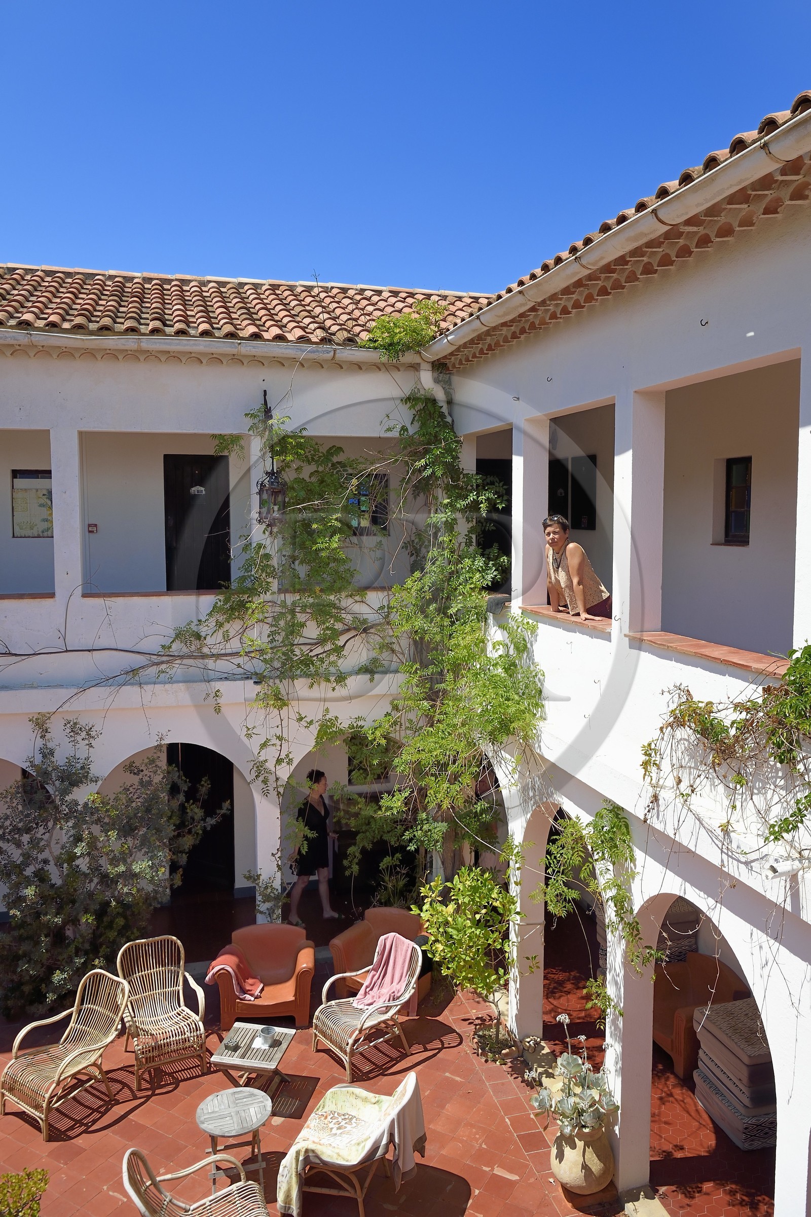France, Var (83), Iles d'Hyères, Parc national de Port Cros, Ile du Levant, domaine naturiste d'Héliopolis, Hotel La Brise Marine, la directrice Valérie Vich dans son patio andalou