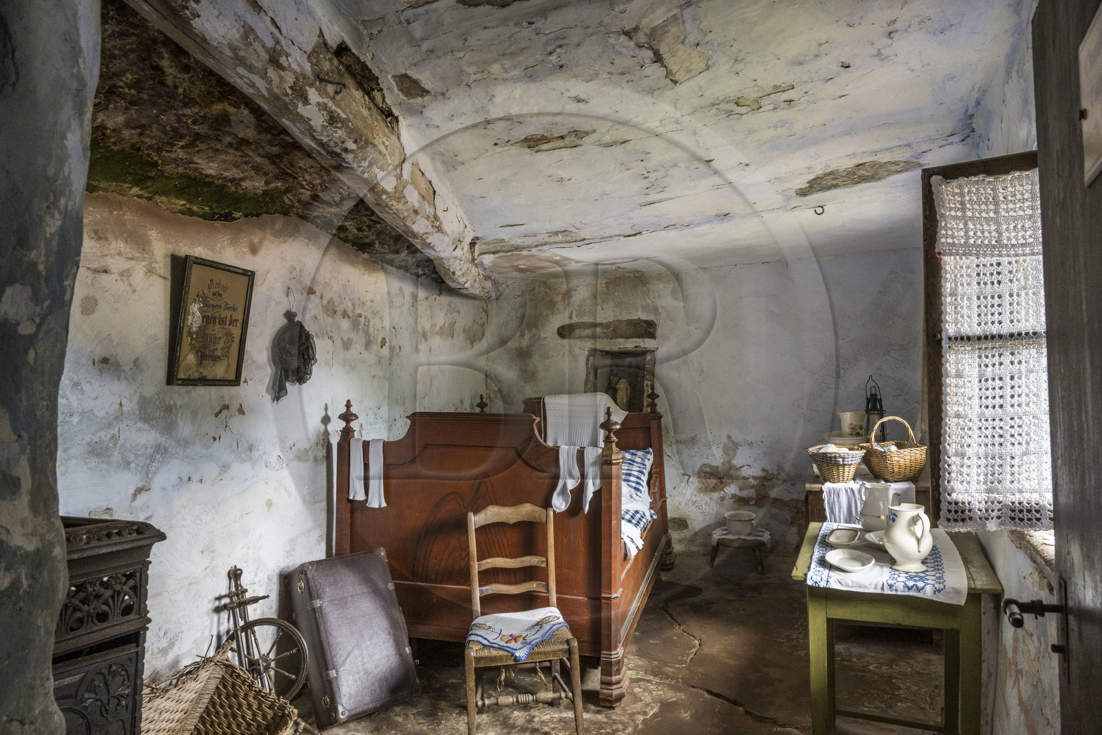 France, Bas-Rhin (67), Parc Naturel régional des Vosges du Nord, Eschbourg, Maisons des Rochers de Graufthal, habitations semi-troglodytiques du XVIIIe siècle et habitées jusqu'en 1958, chambre à coucher