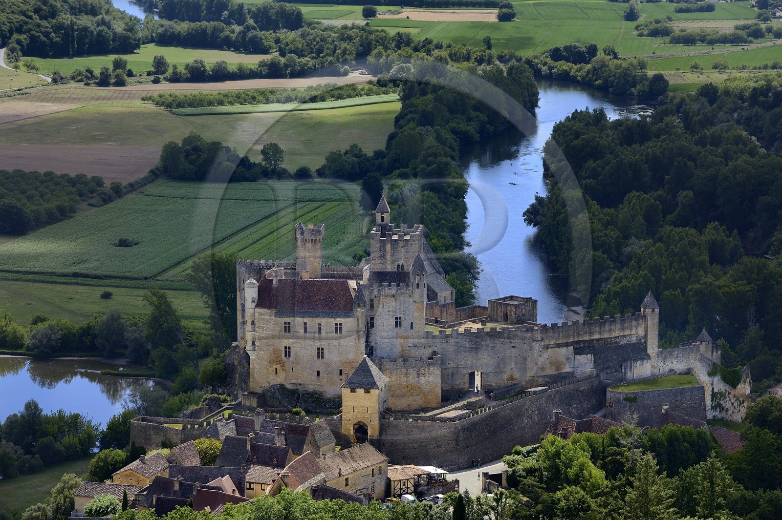 France, Dordogne (24), Périgord Noir, vallée de la Dordogne, Beynac-et-Cazenac, labellisé Les Plus Beaux Villages de France, château sur un éperon rocheux au dessus de la rivière Dordogne (vue aérienne)