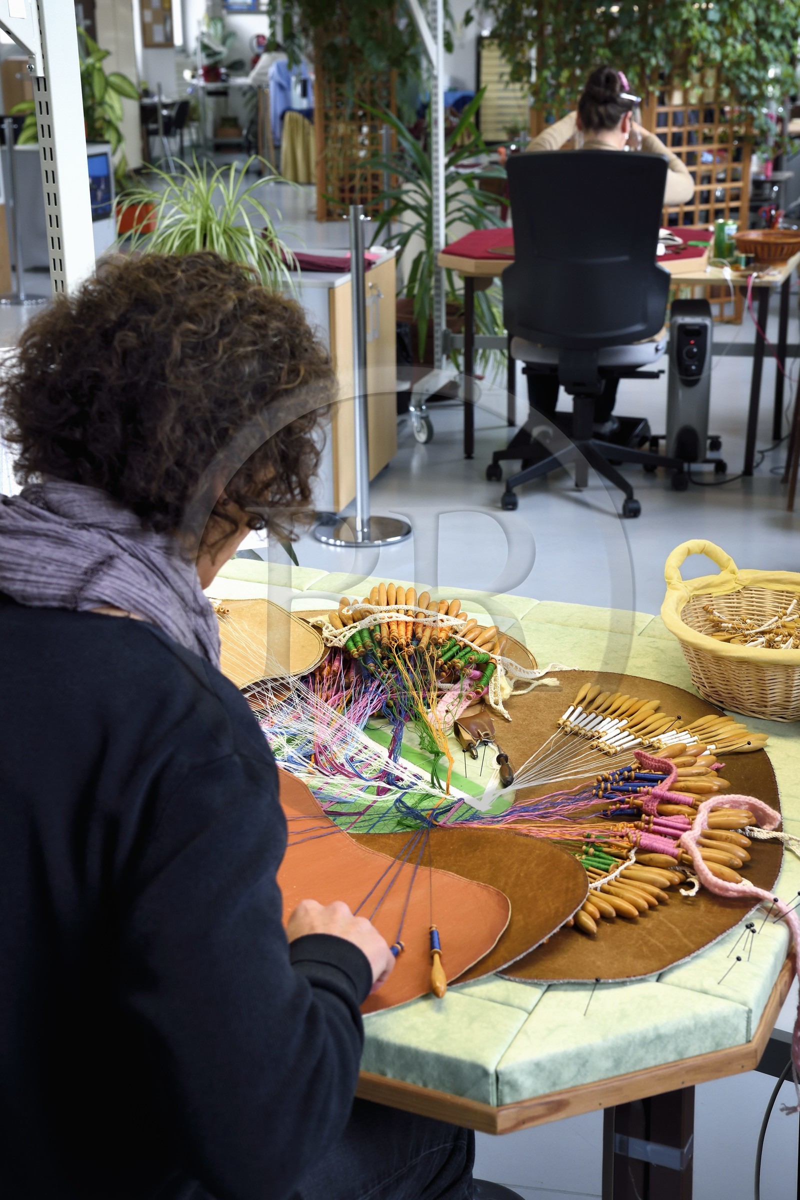 France, Haute-Loire (43), Le Puy-en-Velay, Atelier conservatoire national de la dentelle du Puy, dentelle au fuseau sur des créations d’artistes commandées par le département du mobilier national,  dentellière sur un carreau traditionnel